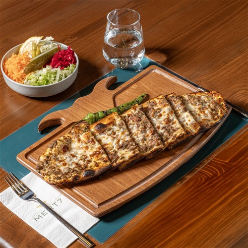Kıymalı Kaşarlı Pide